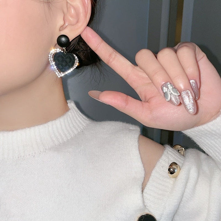 Złote Kolczyki w Kształcie Czarnego Serca